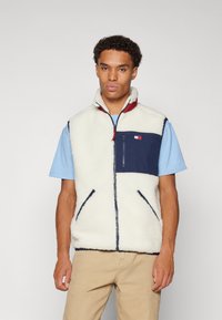 Tommy Jeans OUTDOOR TEDDY MIX MEDIA VEST UNISEX - Liemenė - ancient white/multicolor