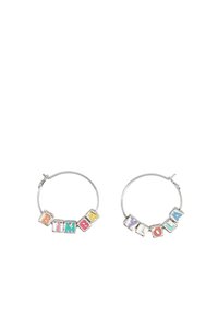 Pendientes de aro de plata con cuentas de colores que deletrean "BIMBA" y "YLOLA". Las cuentas incluyen acentos en rosa, azul, verde y amarillo.