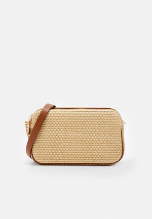 Rektangulær beige vævet crossbodytaske med brun læderrem og gyldne lynlåsdetailler på hvid baggrund.
