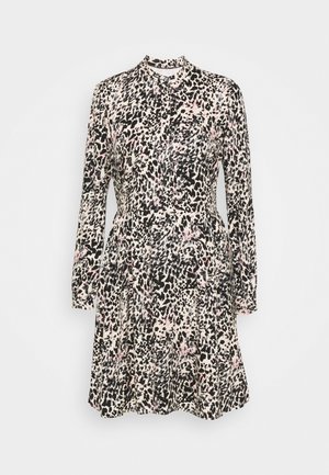 Šaty s dlouhým rukávem a délkou po kolena, s černým a světle růžovým abstraktním zvířecím vzorem, kulatým výstřihem a zapínáním na knoflíky vpředu.