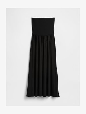 Robe maxi noire sans bretelles, dotée d'un corsage ajusté et d'un tissu fluide. Fabriquée en matériau lisse avec une taille froncée pour un drapé supplémentaire.