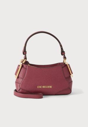 Petit sac à main en cuir grenat avec des pièces métalliques dorées, une poignée supérieure et le logo "LOVE MOSCHINO" sur le devant.