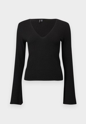 Crna uska majica dugih rukava od teksturiranog materijala s V-izrezom, blago proširenim rukavima i skraćenim rubom.