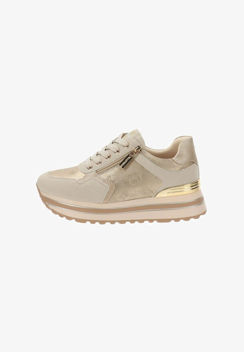 Zapatilla beige con un upper texturizado, acentos metálicos, diseño con cordones y suela gruesa. Presenta una cremallera lateral y un patrón floral.