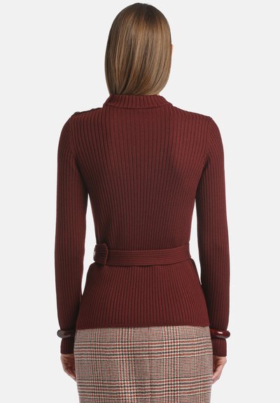 Cardigan en tricot côtelé bordeaux avec un col haut et une taille ceinturée. Il présente des manches longues et une finition texturée.