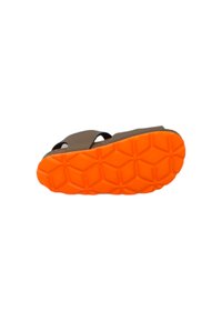 Infradito marroni con due cinturini superiori, dotati di una suola in gomma arancione con motivo esagonale texturizzato.