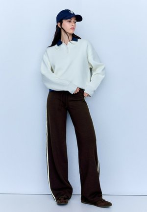 Bershka, PLUSH WITH CONTRAST SIDE STRIPE - TROUSERS - Pantalon de survêtement - dark brown