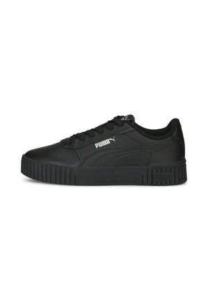 Czarne skórzane sneakersy z teksturowaną powierzchnią, z wiązaniem i grubą gumową podeszwą z żebrowanymi akcentami. Logo wyeksponowane z boku.