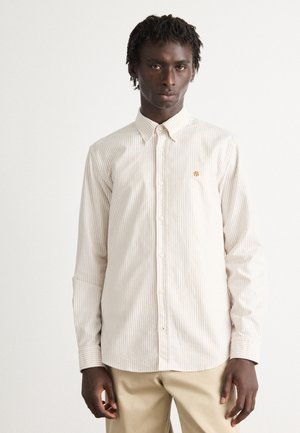 Lichtbeige gestreepte shirt met lange mouwen, button-down kraag en een klein geborduurd logo op de linkerborst. Zachte stofstructuur.