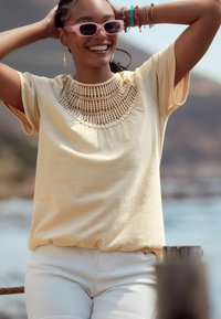 Next REGULAR FIT - Printtipaita - neutral