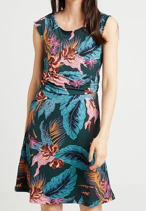 Ærmeløs knælængde kjole med levende tropisk blomster- og bladprint i blågrønne, pink, orange og brune toner på mørk baggrund.