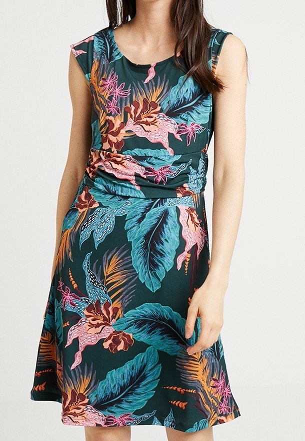 Robe sans manches longueur genou avec imprimé floral et feuilles tropicales vibrantes dans des tons de sarcelle, rose, orange et marron sur fond sombre.