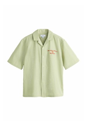 Lysegrøn kortærmet skjorte med knapper, tynde lodrette striber og rød broderet tekst på venstre bryst.