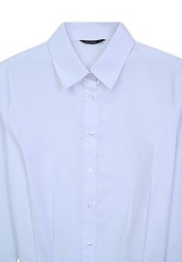 Chemise blanche à boutons avec un col pointu, des manches longues et une texture lisse. Présente des boutons perle le long de la patte de boutonnage.