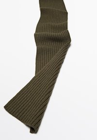 Ribbad olivgrön scarf tillverkad av mjukt tyg, med ett texturerat mönster och en avlång, rektangulär form.