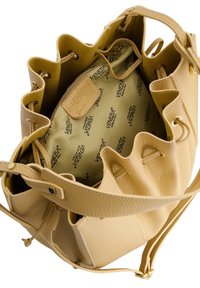 Žlutá kožená kabelka s volánovými okraji a nastavitelným popruhem. Interiér má béžovou podšívku s opakovaným potiskem loga "Venezia".