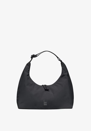 Schultertasche aus schwarzem Stoff mit geschwungenem Design, verstellbarem Riemen und Kordelzugverschluss. Mit einem geprägten Logo auf der Vorderseite.