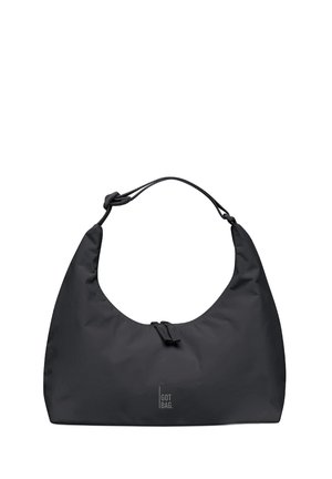 Musta, puolikuun muotoinen olkalaukku, jossa säädettävä hihna ja pieni etuvetoketju, merkitty kevyellä "GOT BAG" -tekstillä.