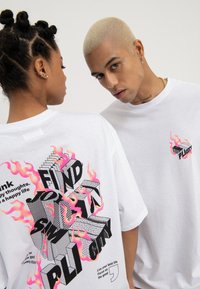 YOURTURN UNISEX - T-shirt estampada - white