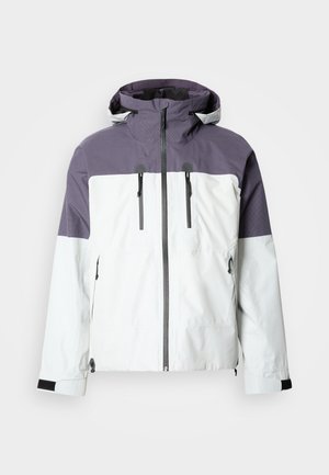 Λευκό και μωβ αδιάβροχο μπουφάν με κουκούλα. Έχει υφασμάτινο μωβ πάνω μέρος με υφή, δύο μπροστινές τσέπες με φερμουάρ και ρυθμιζόμενα τελειώματα στους μανσέτες.