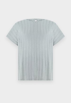 Haut gris clair à manches courtes avec une texture côtelée et un col rond, doté de rayures verticales sur le tissu.