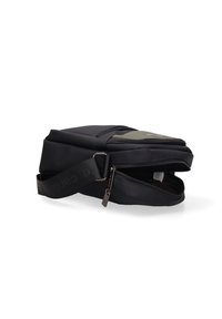Borsa a tracolla nera in nylon liscio, con chiusura a zip, logo sulla patta e tracolla regolabile. Forma rettangolare compatta con apertura superiore.