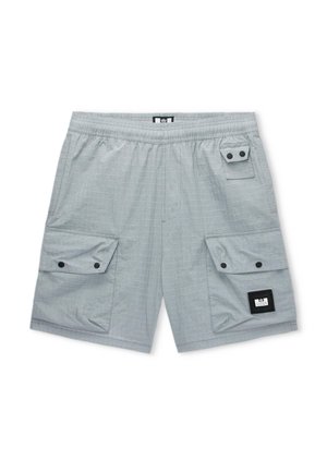 Lichtgrijze cargoshorts met elastische tailleband, twee grote klepzakken aan de voorkant met zwarte drukknopen en een klein zijzakje met drukknopen en label.