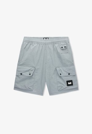 Lichtgrijze cargoshorts met elastische tailleband, twee grote klepzakken aan de voorkant met zwarte drukknopen en een klein zijzakje met drukknopen en label.