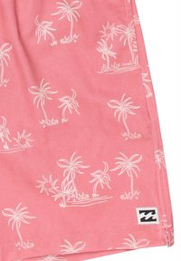 Shorts de bain roses avec un motif de palmiers blancs, fabriqués en tissu léger avec un ourlet cousu et une petite étiquette de logo de la marque.
