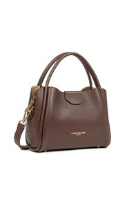 Borsa in pelle marrone con texture, dotata di due manici arrotondati e di una tracolla staccabile. Logo dorato esposto sul fronte.