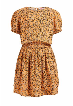 Pomarańczowa sukienka z krótkim rękawem w czarno-biały kwiatowy wzór, z elastycznym pasem, marszczonym dołem oraz zapięciem z guzikiem na plecach przy dekolcie w kształcie łezki.
