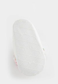 Baker by Ted Baker FLORAL ORGANZA BOW TRAINER PADDERS biały