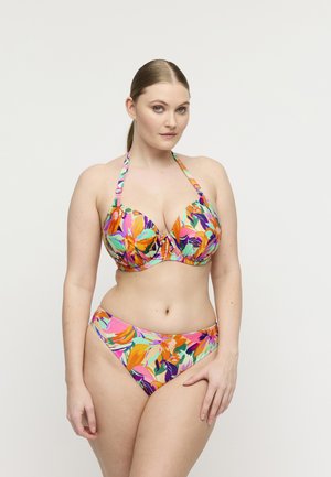 Vrouw draagt een kleurrijke halterbikini met bloemenpatroon in roze, oranje, groen en paarse tinten tegen een effen witte achtergrond.