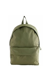 Mochila de nylon verde con una parte superior redondeada, compartimento principal con cremallera, bolsillo frontal y un asa en la parte superior. Textura suave y diseño minimalista.
