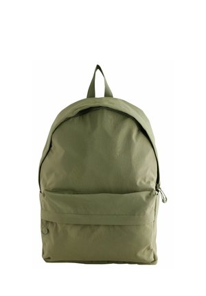 Mochila de nylon verde con una parte superior redondeada, compartimento principal con cremallera, bolsillo frontal y un asa en la parte superior. Textura suave y diseño minimalista.