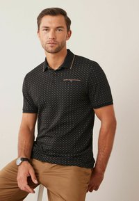 Next GEO PRINT - Polotričko - black gold diamond
