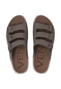 Grå sandaler med tre justerbare stropper, metall spænder og en brun polstret indersål. Gummiydersål med afrundede kanter.