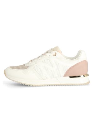 Baskets blanches avec une tige en maille texturée et en cuir lisse, accent rose à l'arrière, détail en métal doré et semelle à rainures.