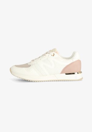 Weiße Sneakers mit einer strukturierten Mesh- und glatten Leder-Oberfläche, pinken Akzenten an der Ferse, goldenen Hardware-Details und einer geriffelten Außensohle.