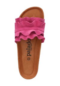 Roze suède schuif sandaal met rimpelstraps design, bruine leren binnenzool, platte zool en gegraveerde logo tekst, gemaakt in Spanje.