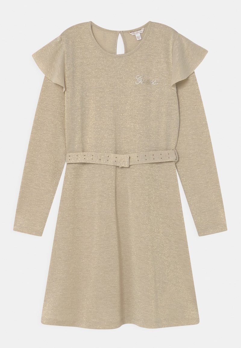 Robe beige à manches longues avec détail à volants à l’épaule, ceinture assortie et petit nom de marque en strass sur la poitrine.