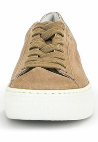 Braune Wildleder-Sneaker mit runder Spitze, weißer Gummisohle und strukturierten Schnürsenkeln. Schlichtes Design mit Nahtakzenten an den Seiten.