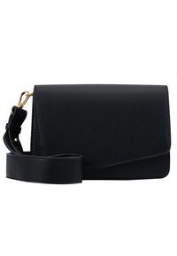 Borsa a tracolla in ecopelle nera con patta pieghevole, dettagli in oro e tracolla removibile. Texture liscia con bordi netti.