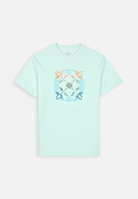 Camiseta de color verde menta claro con mangas cortas que presenta un diseño gráfico circular multicolor con varios elementos del mar en el centro.