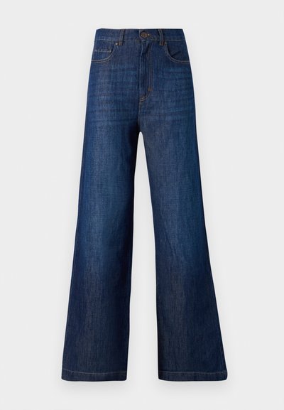 Breda jeans i mörkblå denim. Har fem fickor, knappstängning fram och synlig sömmar längs midjebandet och fållen.