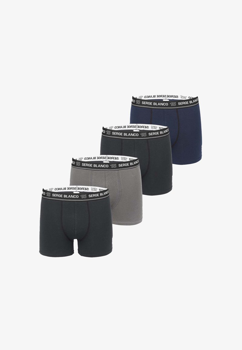 Quatre paires de boxers en noir, gris et marine, fabriqués dans un tissu doux, avec des ceintures élastiques dotées de lettres de marque et d'un logo.