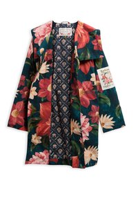 Μακρύ φλοράλ παλτό με μεγάλα ροζ, κόκκινα και λευκά λουλούδια σε σκουρό τιρκουάζ φόντο, με εσωτερική φόδρα με σχέδιο και ετικέτα Barbour Farm στο μανίκι.