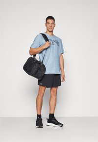 TYR AIRTEC SHORT SLEEVE TEE LARGE LOGO - T-skjorte til trening - denim