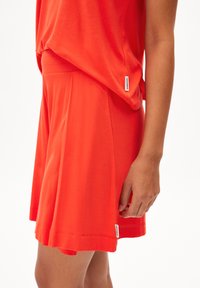 ARMEDANGELS AAREZU - Shorts - poppy red