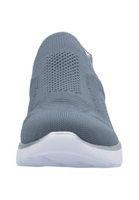 Baskets slip-on en maille grise avec un dessus texturé et une semelle en caoutchouc blanche. Caractéristiques : bout rond et design minimaliste.